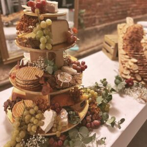 Pièce montée de plusieurs fromages affinés pour mariage