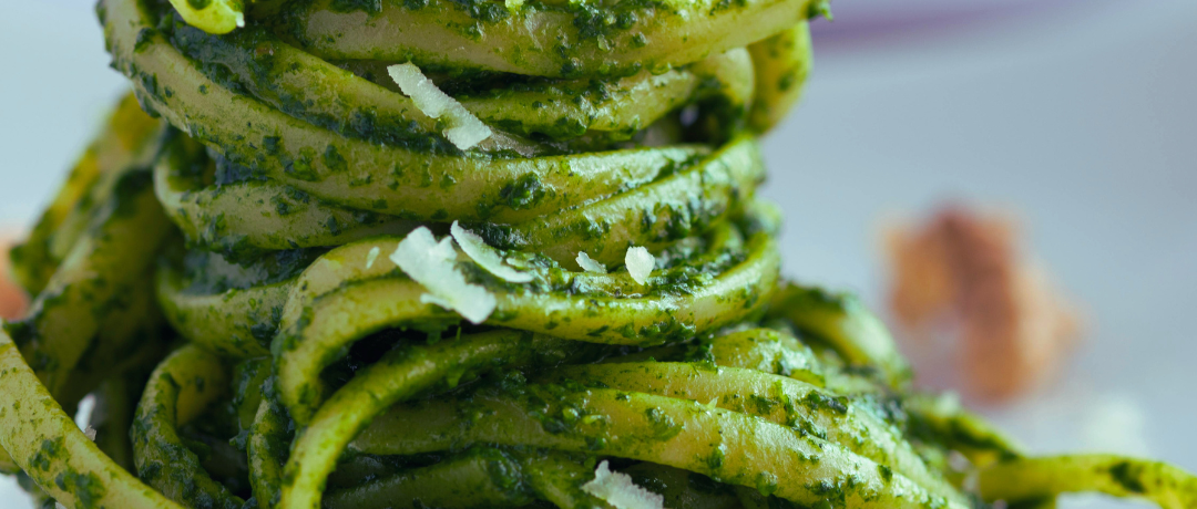 Spaghettis au pesto avec parmesan
