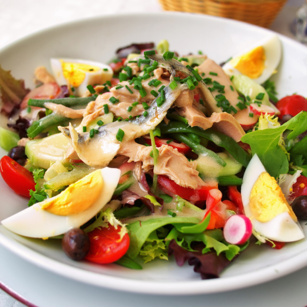 Salade avec des œufs, du maïs, du poulet et du comté