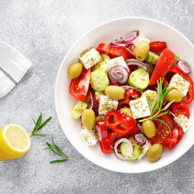 Salade, féta, olive, pois chiches, concombre