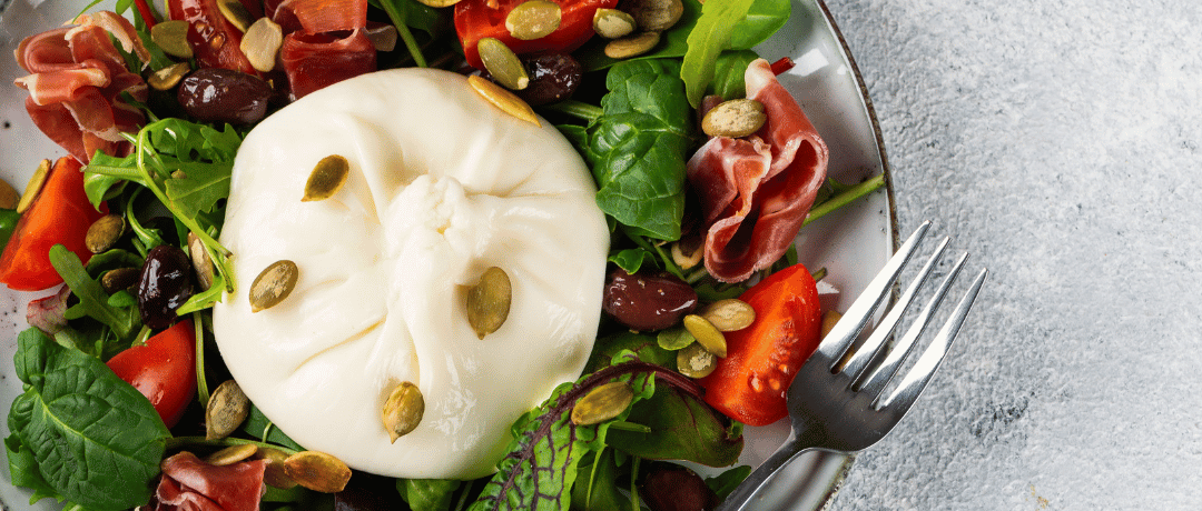 Salade, burrata crémeuse, tomate, jambon cru