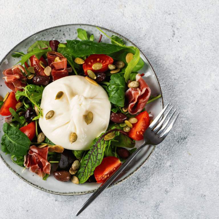 Salade, burrata crémeuse, tomate, jambon cru