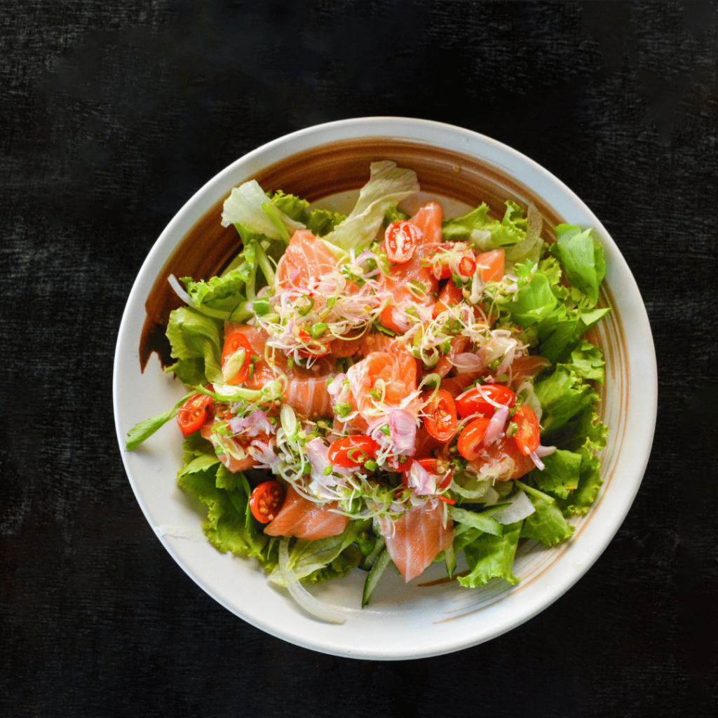 Salade, saumon fumé, crevette, avocat