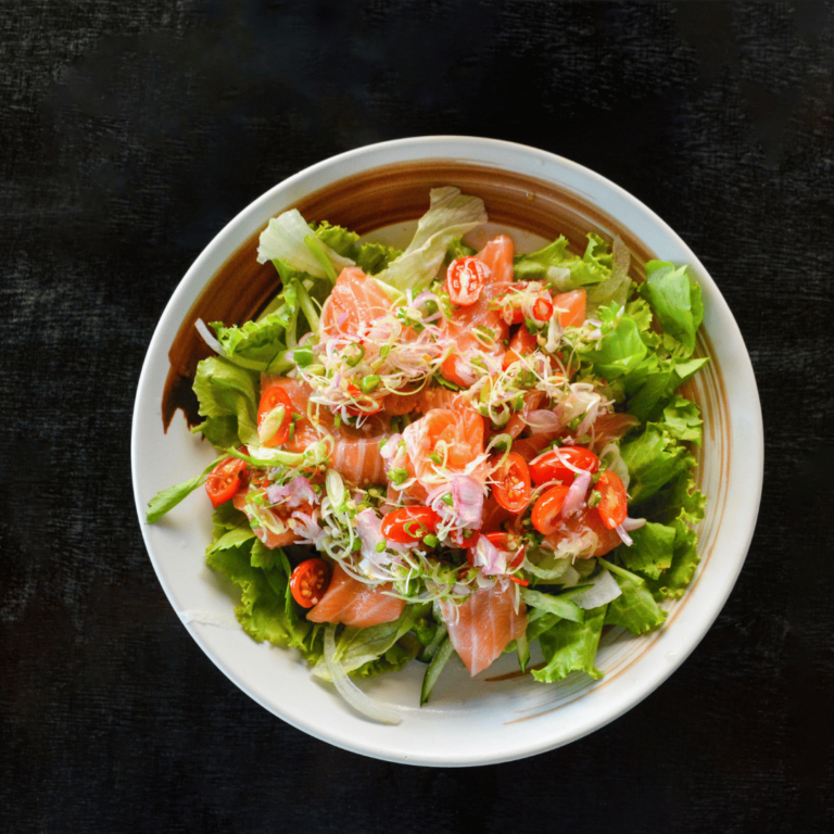 Salade, saumon fumé, crevette, avocat
